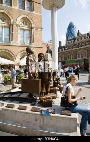 Une fille se détend par les enfants de l'extérieur Kindertransport memorial la gare de Liverpool Street, Londres, Angleterre. Banque D'Images