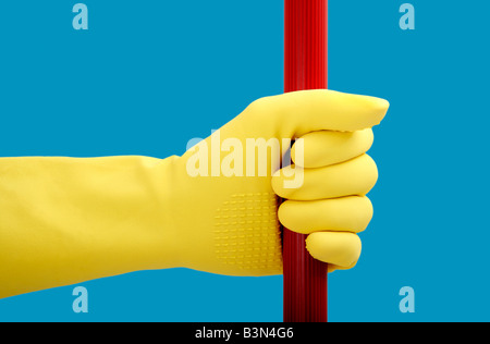 Hand holding stick de mop nettoyage, Close up Banque D'Images