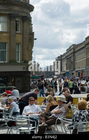 Les personnes bénéficiant du soleil dans un café à la base de Grey's Monument à Newcastle, Tyne et Wear, Angleterre Banque D'Images