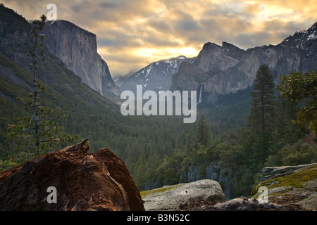 La vallée Yosemite avec une couverture nuageuse sur un matin tôt. Banque D'Images