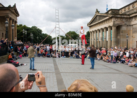 La loi sur la rue acrobates au Fringe Festival à l'extérieur de la National Gallery of Scotland, Édimbourg en Écosse Banque D'Images