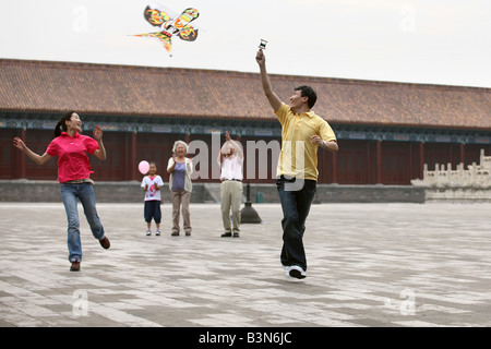 Les familles chinoises pour faire voler un cerf-volant dans la cité interdite, Beijing, Chine Banque D'Images