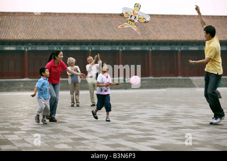 Les familles chinoises pour faire voler un cerf-volant dans la cité interdite, Beijing, Chine Banque D'Images