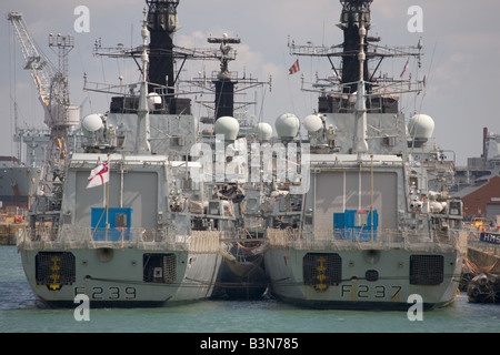 Richmond HMS HMS Westminster gauche et droit 2 Type 23 frégates de la marine britannique amarré à Portsmouth Banque D'Images