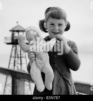 FILLE AVEC POUPÉE Banque D'Images