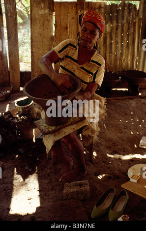 Helena faire travaux de poterie dans La Pointe Quart de Choiseul St Lucia Antilles Banque D'Images