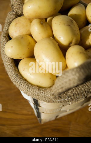 Les pommes de terre en sac de jute, elevated view Banque D'Images