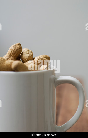 D'arachides dans une tasse, Close up Banque D'Images