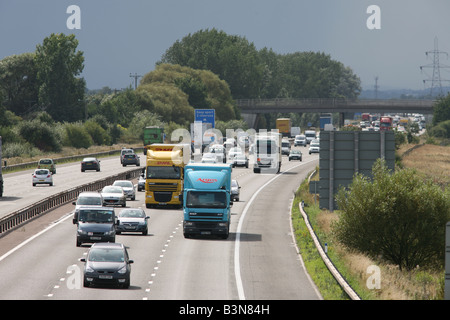 Les camions et voitures voyageurs d'autoroute M56, Cheshire, Royaume-Uni,EU Banque D'Images