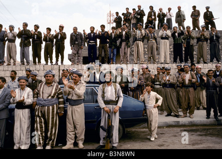 KURDISTAN', l'IRAQ DU NORD : PECHMERGAS & CIVILS ÉCOUTER Massoud BARZANI FAIT UN DISCOURS EN SERSANK, OCTOBRE 1991 Banque D'Images