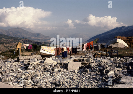 KURDISTAN', la femme passe son temps sur les décombres DE SA MAISON DANS LA VALLÉE DE BARZAN, octobre 1991. Banque D'Images