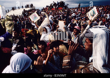 Foule en liesse LORS D'UNE MANIFESTATION TENUE DANS LE STADE DE FOOTBALL POUR LA PREMIÈRE VISITE À LA VILLE DE DUHAK PAR LE LEADER KURDE Banque D'Images