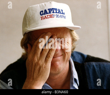 Chris Tarrant et présentatrice TV radio portant un de ses deux chapeaux durant les interviews. Banque D'Images