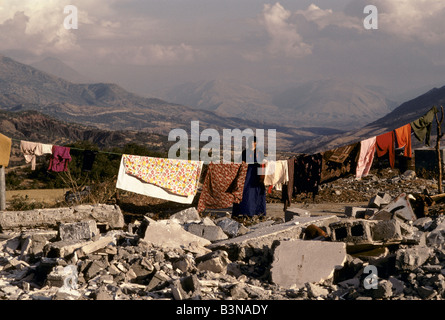 Femme SORT SUR LES DÉCOMBRES DE SA MAISON DANS LA VALLÉE DE BARZAN. Le salon a été détruit PAR LES FORCES DU GOUVERNEMENT IRAKIEN Banque D'Images