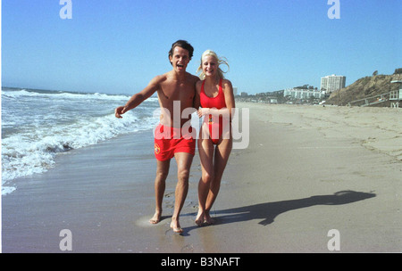 L'actrice Liz Berriman octobre 1997 portant son sauveteur à Malibu Beach sur maillot à Santa Monica en Californie pendant le tournage sur Banque D'Images