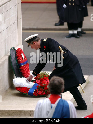 Le Prince Charles à Rememberance Day Novembre 2001 à Whitehall Charles dépose une gerbe au Monument de souvenir Banque D'Images