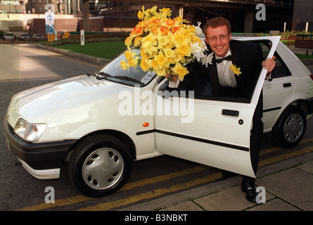 Bryan Burnett présentatrice TV avec Ford Fiesta et bouteille de whisky prix Marie Curie Cancer au bal de la jonquille Mars 1998 Banque D'Images