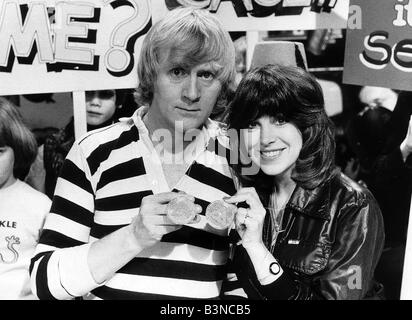 Programme TV Tiswas avec Chris Tarrant février 1981 et Sally James dans un T Vs Birmingham studios avec leurs Sunday Mirror glow Banque D'Images