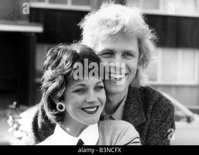 Paul Nicholas acteur avec Jan Francis stars dans le programme TV juste bons amis Mirrorpix Banque D'Images