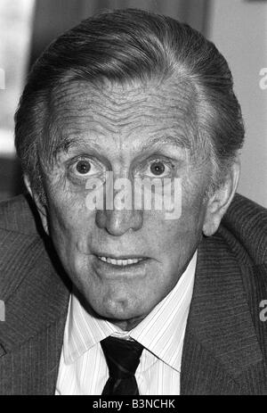 Kirk Douglas Avril 1987 à l'hôtel Grosvenor House fot daily mirror interview de Bill Marshall Banque D'Images