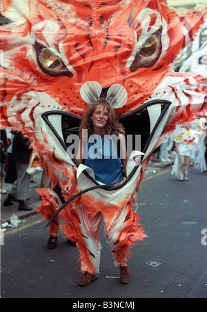Notting Hill Carnival Août 1988 danseuse habillé pendant le carnaval Banque D'Images