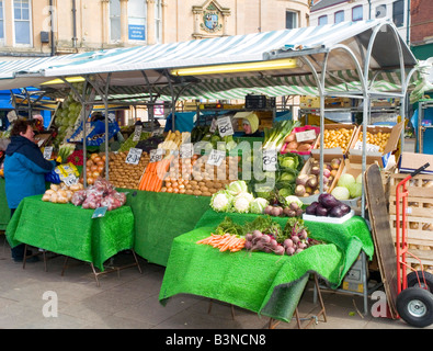 Près d'un étal de fruits et légumes dans le centre ville Place du marché, Mansfield Nottinghamshire England UK Banque D'Images