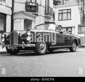 Tony Curtis, acteur américain pose pour photos dans son Alvis TE 21 motorcar à Knightsbridge, Londres, jeudi 2 septembre 1965. Banque D'Images