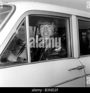 Groupe pop les Beatles Mai 1964 John Lennon Paul McCartney George Harrison Ringo Starr deux des Beatles arrivent à l'aéroport de Londres à l'arrière de leurs vacances George Harrison et petite amie Patti Boyd John Lennon avec épouse Cynthia Lennon Banque D'Images