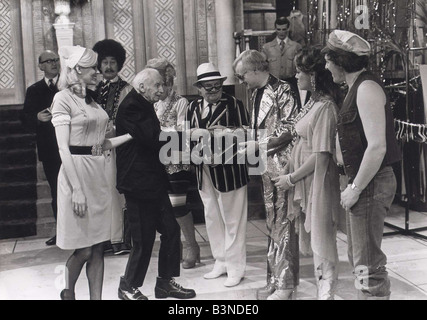 Programme TV Êtes-vous servi Mars 1977 L R aligner seulement Nicolas Smith Lunettes Frank Thornton Afro Mollie Sugden Arthur Brough John Inman Wendy Richards Trevor Bannister 1970 mirrorpix programme de télévision Banque D'Images