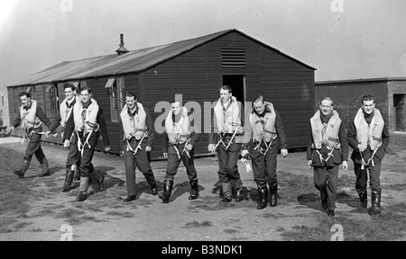 452 SQUADRON RAAF à RAF Kenley, 20 sept 1941 avec F/Lt Paddy Finucane à droite et P/O Keith Truscott troisième de droite Banque D'Images