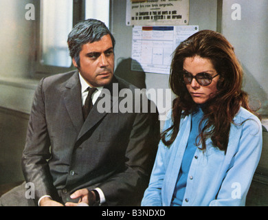 Dame DANS L'auto avec des lunettes et un fusil 1969 Lira Films/Columbia film avec Oliver Reed et Samantha Eggar Banque D'Images