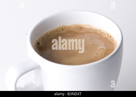 Café avec un peu de lait dans la tasse blanche avec fond blanc Banque D'Images