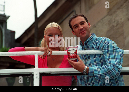 Johnny Vaughan présentatrice TV Juin 1998 Présentateur du grand petit-déjeuner avec co présentateur Denise Van Outen nouveau manger Haagen Dazs creem glace Framboise mirrorpix Banque D'Images