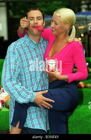 Denise Van Outen présentatrice TV Juin 1998 Présentateur du grand petit-déjeuner avec co présentateur Johnny Vaughan nouveau manger Haagen Dazs creem glace Framboise mirrorpix Banque D'Images