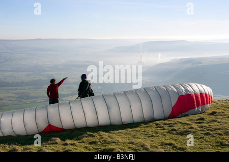 Deux parapentes Évaluation de la scène du haut de mam tor pour un vol au-dessus de la vallée vers Castleton Banque D'Images