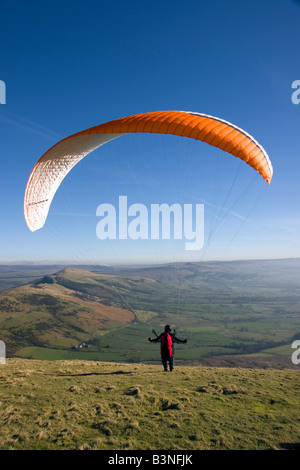 Décollage parapente du sommet de mam tor dans le peak district anglais Banque D'Images