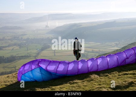 Parapente sur le sommet de mam tor dans le peak district anglais attendent le vent pour partir Banque D'Images