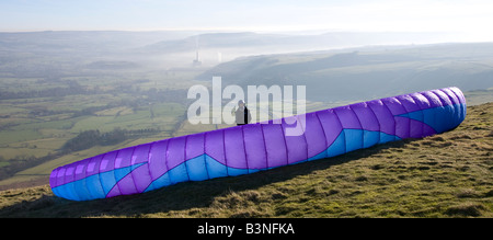 Parapente sur le sommet de mam tor dans le peak district anglais attendent le vent Banque D'Images