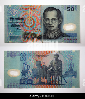50 baht thaïlandais, la Thaïlande. Le portrait de Sa Majesté le Roi Bhumibol Adulyadej , le monarque régnant, dans l'uniforme de la Cour suprême Banque D'Images