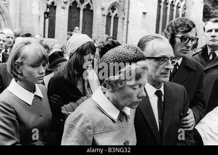 Brian Jones des Rolling Stones à Cheltenham Funérailles église paroissiale M. et Mme Jones Brians parents avec les pierres road manager Mr Verrou et avec sœur Brians et modèle Suki Potier quitter l'église avec d'autres personnes Juillet 1969 1960 Banque D'Images