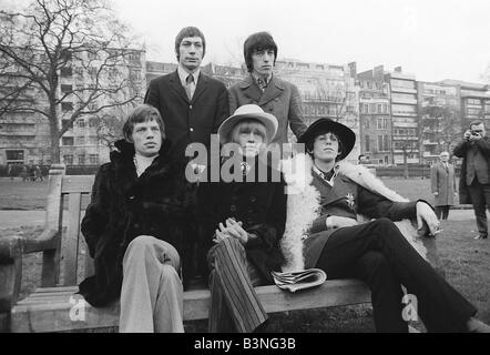 Rolling Stones Mick Jagger, Brian Jones, Charlie Watts et Bill Wyman Keith Richards sitting on bench in park Banque D'Images