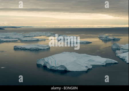 Le Groenland, Illulissat, icebergs à partir de la calotte glaciaire dans la région de fjord, Antenne de coucher du soleil Banque D'Images