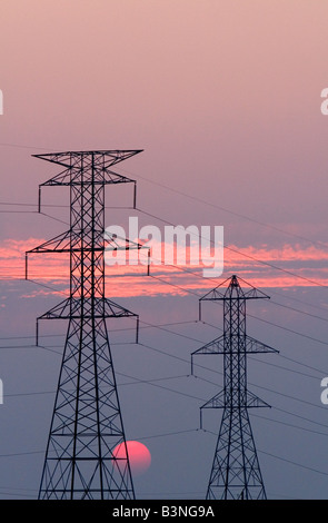 Lignes de transmission électrique haute tension au coucher du soleil à Boise, Idaho Banque D'Images