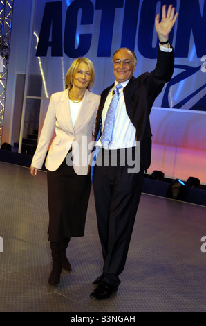 Le chef conservateur Michael Howard avec femme Sandra au parti conservateur Conference 2004 Banque D'Images