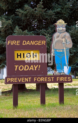 Smokey Bear Fire Danger sign lit haut en cascade Colorado Banque D'Images