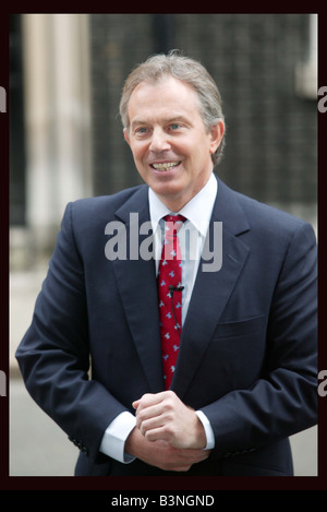 Le premier ministre Tony Blair arrive à Downing Street aujourd'hui après sa rencontre avec la reine au palais de Buckingham Avril 2005 Banque D'Images