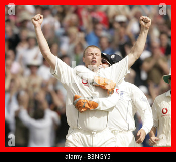 Angleterre v Australie Cendres 3e test match à Old Trafford Août 2005 Andrew Flintoff célèbre en tenant le wicket de Adam Gilchrist pris Bell pour 4 Banque D'Images