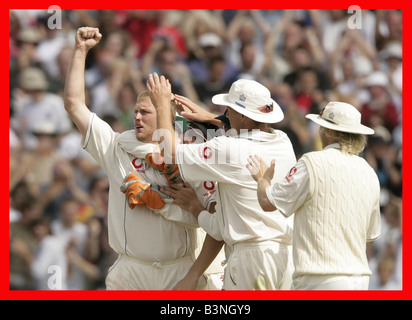 Angleterre V Australie 3e août 2005 Test Old Trafford Andrew Flintoff célèbre en tenant guichet de Adam Gilchrist pris Bell pour 4 Banque D'Images