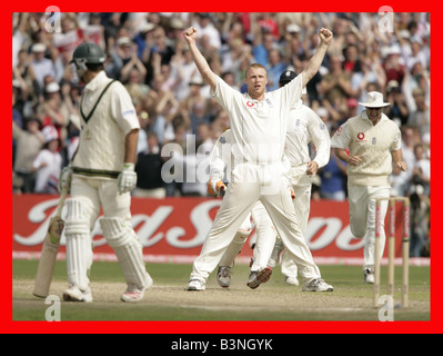 Angleterre v Australie Cendres 3e test match à Old Trafford Août 2005 Andrew Flintoff célèbre en tenant le wicket de Adam Gilchrist pris Bell pour 4 Banque D'Images