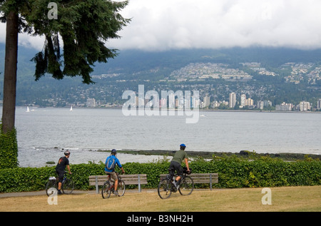 Les cyclistes le long du sentier côtier dans Staney Park à Vancouver British Columbia Canada Banque D'Images